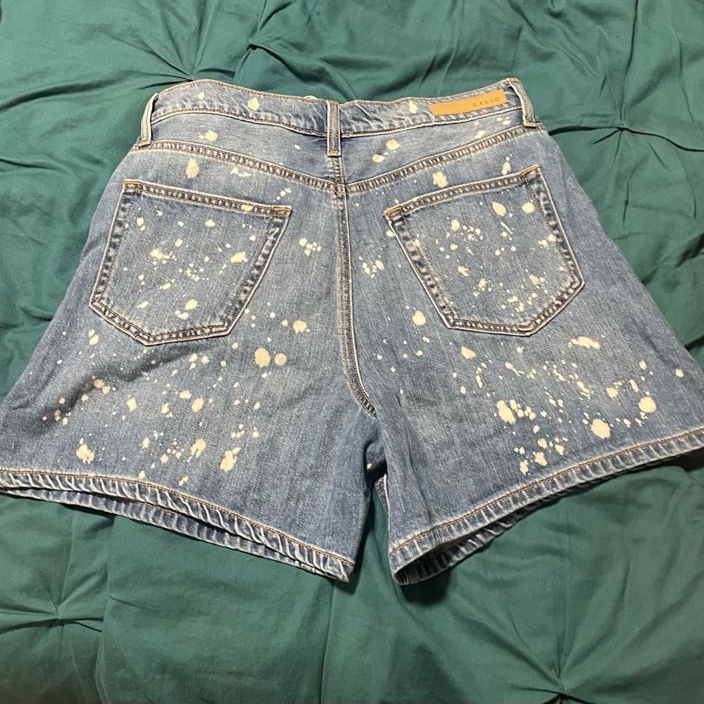 NWT CELLO SPLATTER PAINT DENIM SHORTS LARGE - Picture 2 of 3